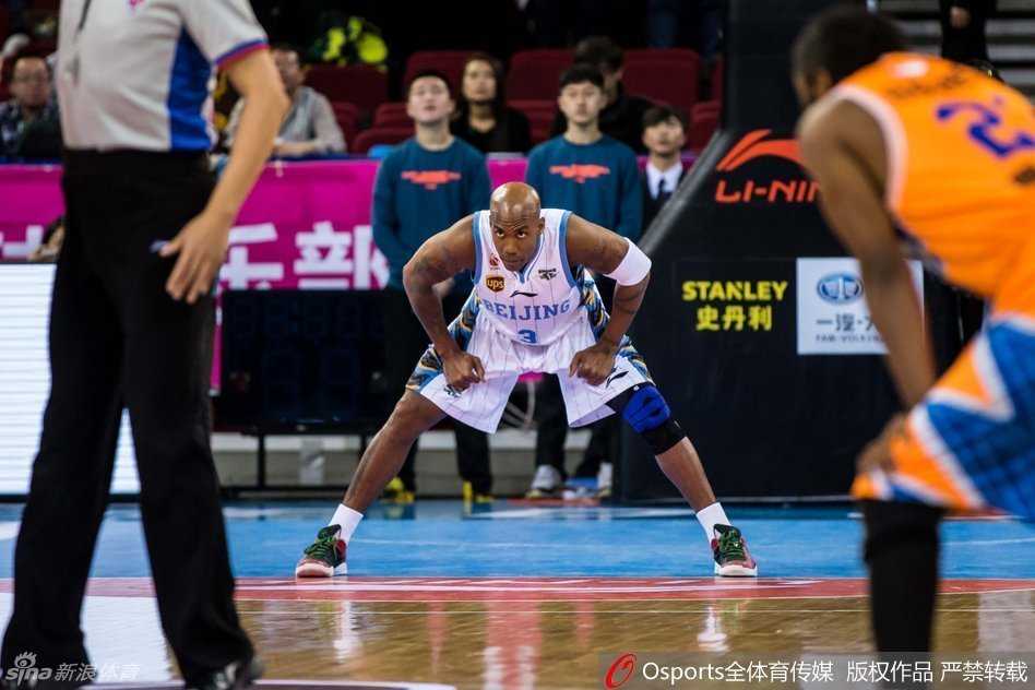 首钢铁血魂:那一夜的老马,永远的霹雳鸭 老马的眼神中透着不甘与坚毅,即使拼到弹尽粮绝,他依然是五棵松的图腾。