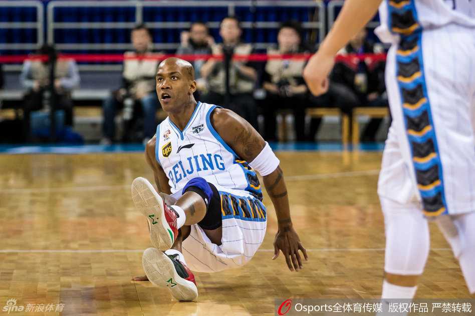 首钢铁血魂:那一夜的老马,永远的霹雳鸭 李学林轻抚眼角,向看台上的球迷挥手致意,仿佛在告别又像是在感谢。