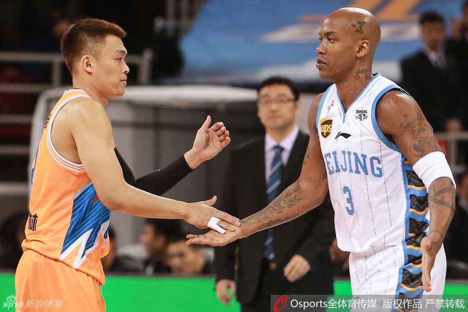 首钢铁血魂:那一夜的老马,永远的霹雳鸭 莫里斯表情狰狞,双臂肌肉紧绷,犹如一头猛兽般冲击着对手的篮下防线。