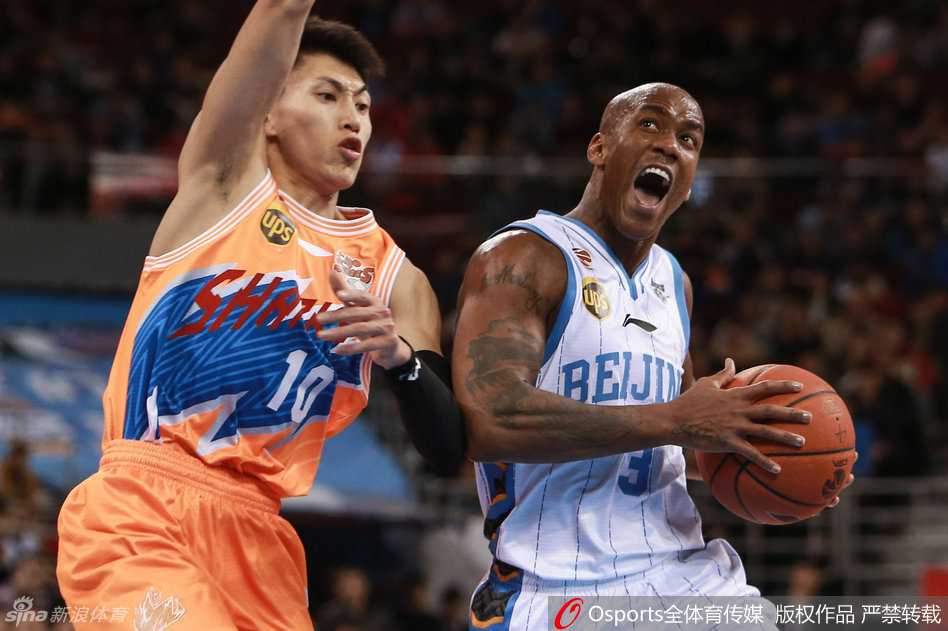 首钢铁血魂:那一夜的老马,永远的霹雳鸭 马布里带球强行突破,面对三人包夹毫无惧色,眼神锁定篮筐。