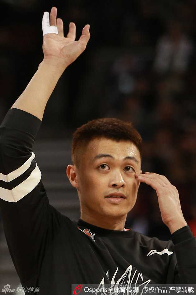 首钢铁血魂:那一夜的老马,永远的霹雳鸭 莫里斯在对手头顶完成暴扣,双手紧抓篮筐,展现出惊人的冲击力。