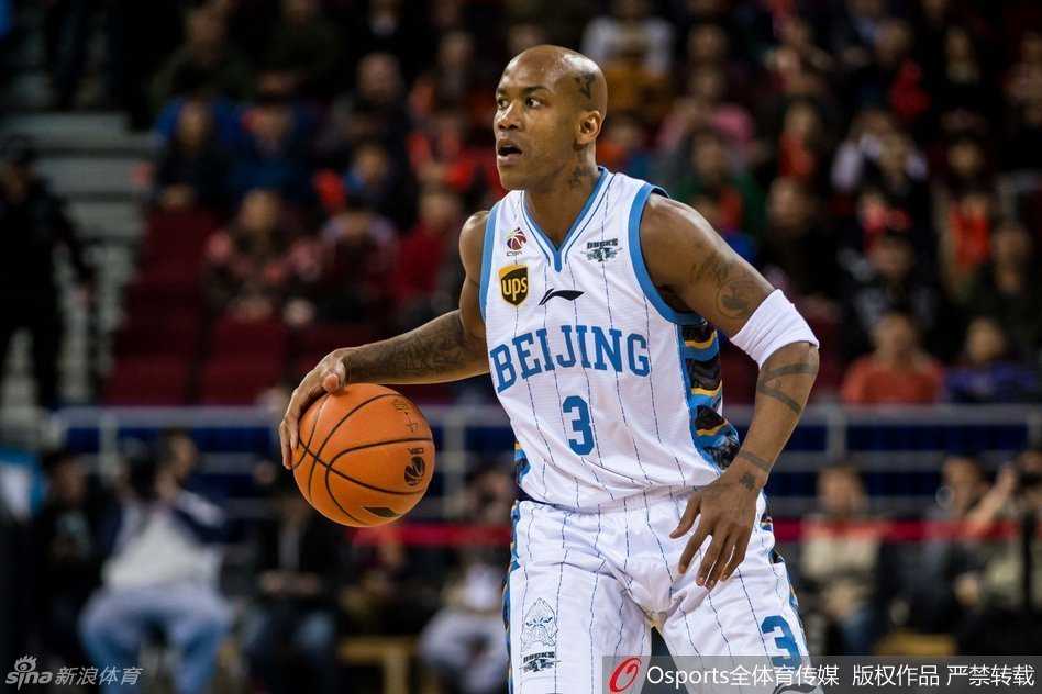 首钢铁血魂:那一夜的老马,永远的霹雳鸭 调皮的霹雳鸭在暂停期间手舞足蹈,努力逗乐现场神情紧绷的球迷。