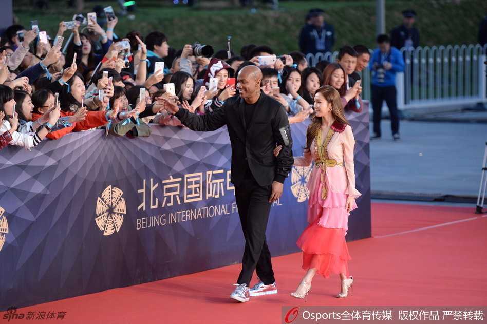 马布里独自在签名板前留影，他眼神坚定，嘴角带笑，胸前的装饰与他的西装相得益彰，仿佛在告诉世界，他在电影领域同样能创造奇迹。