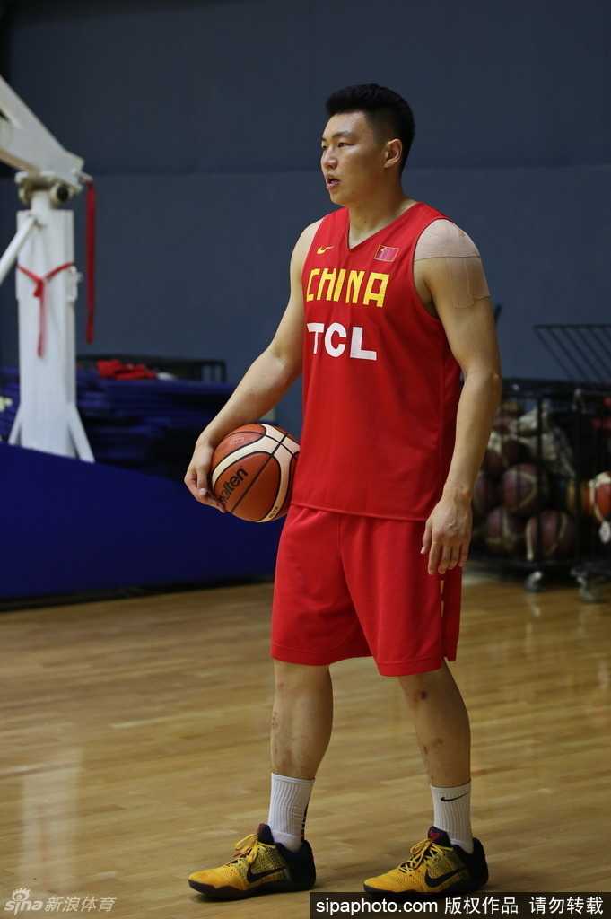 周鹏张开长臂死死罩住可兰白克，两人眼神交汇处仿佛有电流闪过，诠释着顶级锋线的攻防对决