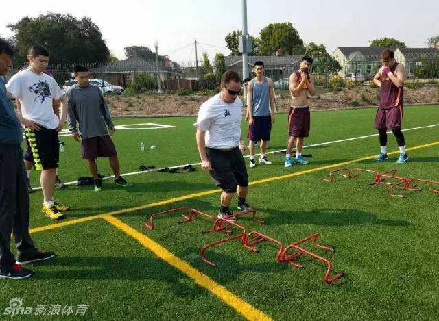 外籍教练正在对一名球员进行手把手的投篮指导，从手型到发力姿势，每一个细节都不放过，只为雕琢出更精准的射手。