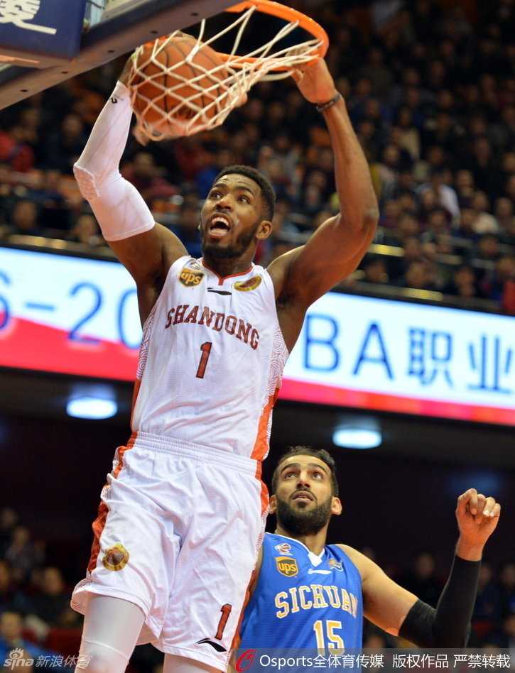 丁彦雨航如同出膛炮弹，持球加速强行突破四川防线，面对补防球员高高跃起，试图将球狠狠砸进篮筐，这记势在必得的扣篮彰显了他的斗志！