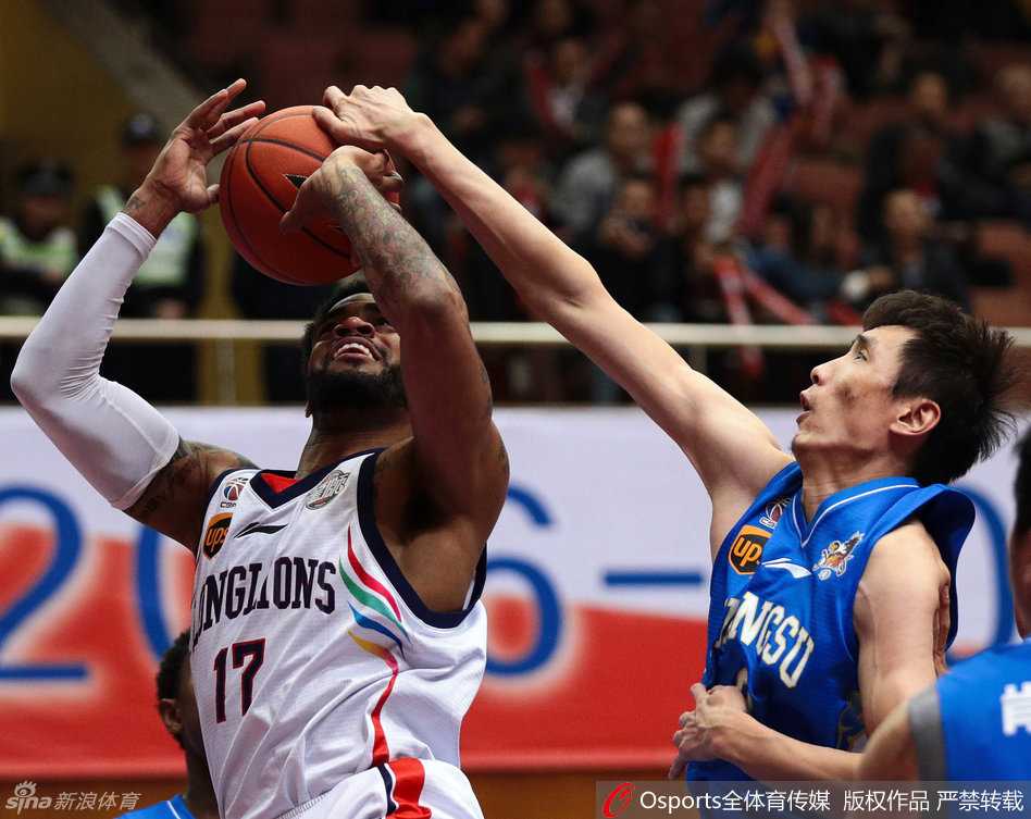 江苏老将易立犹如鬼魅般出现在传球路线上，他长臂轻舒完成抢断，随后一条龙运球穿越全场，这次精彩的持球突破撕裂了广州队的整条防线。