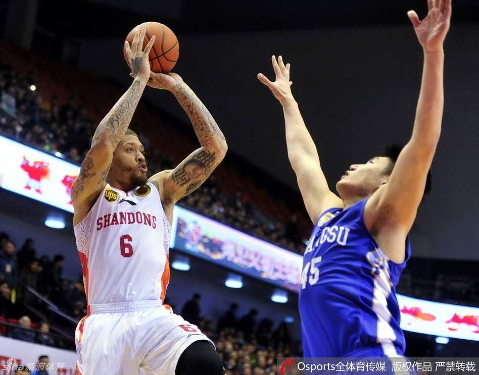 老将陈磊临危不乱，指挥若定，用老辣的经验掌控着最后一攻的节奏，眼神中满是对于胜利的渴望与笃定。