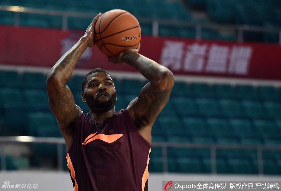 伊朗铁塔哈达迪迈开大步上篮，面对包夹毫无惧色，用强悍的表现为球队镇守禁区。