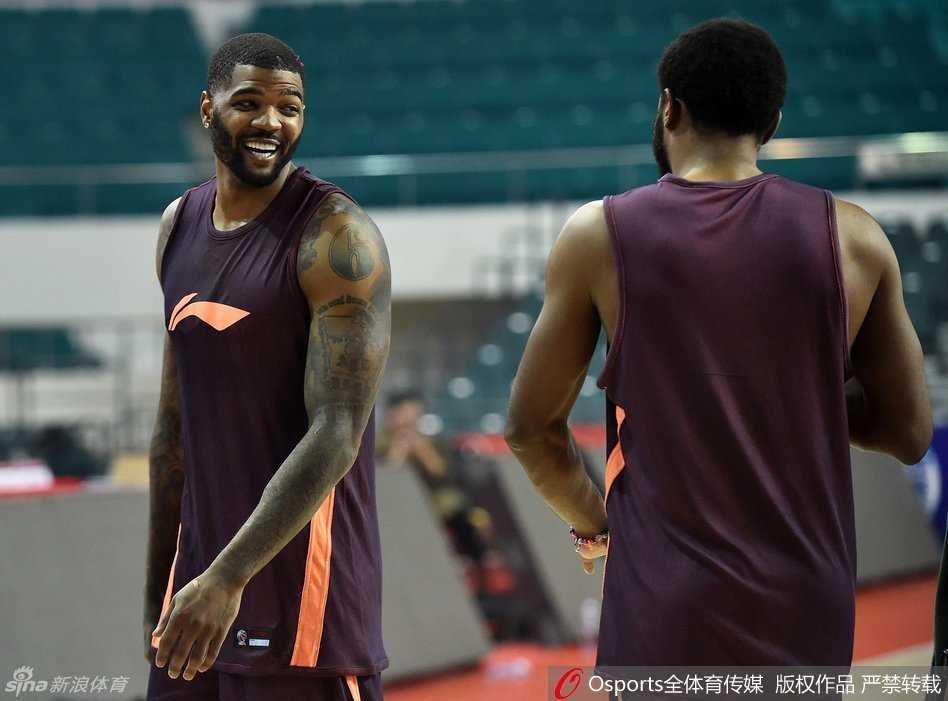 暂停时分，约什史密斯与队友刘炜头碰头开心交谈，脸上的笑容预示着新团队正在加速磨合。