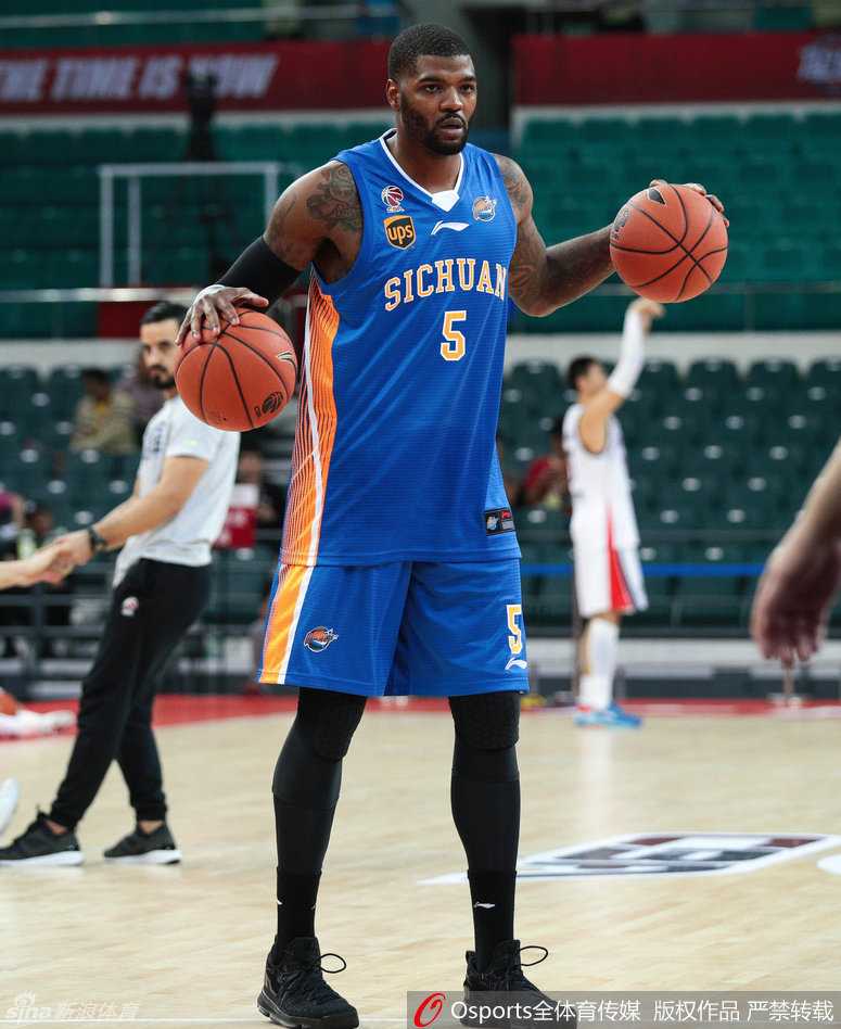 体能透支的约什·史密斯在加时赛中腿部抽筋，躺在地板上接受队医紧急治疗。