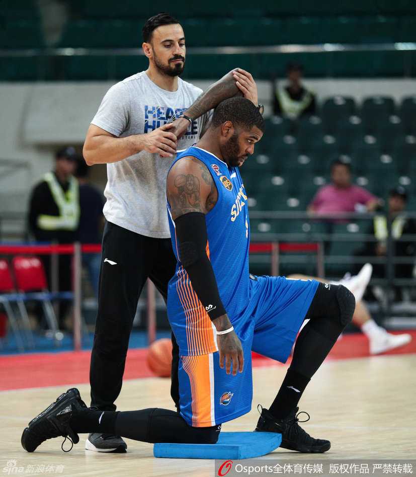 约什·史密斯在赛前训练中专注地练习双手运球，节奏感十足，为新东家积极找手感。