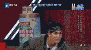 麦蒂为了穿上紧身裤，边运球边扭动身体，展现出难得的妩媚与搞笑一面。