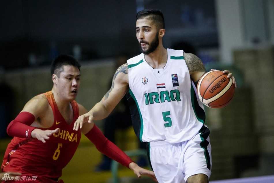 面对辽宁队射手贺天举的持球进攻，伊拉克防守球员寸步不离，用极具侵略性的身体对抗张开双臂严密干扰，贺天举在对抗中面部表情坚毅。