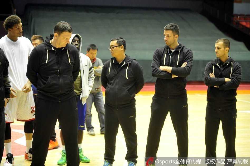 齐鲁健儿秣马厉兵 山东高速男篮冲刺新赛季 主教练凯撒神情专注地双手叉腰,在场边近距离观察弟子们的投篮手感,他的眼神里写满了对新赛季战术部署的严谨与期待。