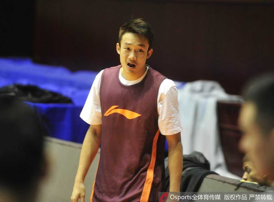 齐鲁健儿秣马厉兵 山东高速男篮冲刺新赛季 外线射手群进行着高强度的接球投篮训练,篮球在空中划出优美的弧线,连续空心入网的声音如同新赛季冲锋的号角。