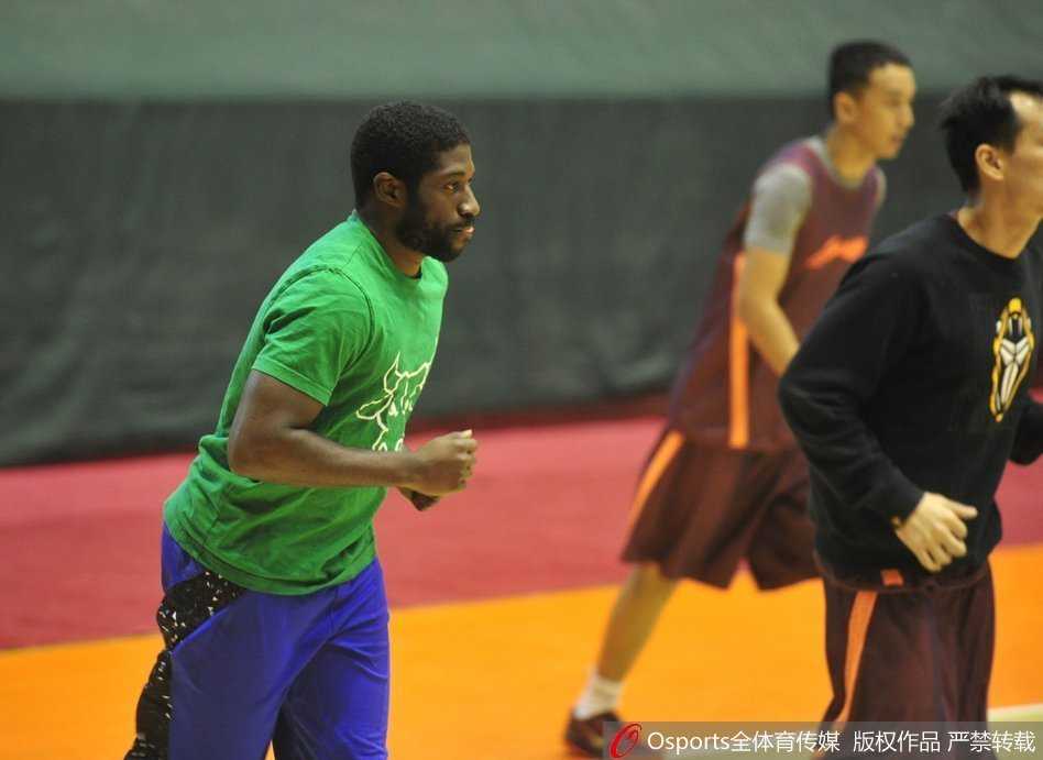 齐鲁健儿秣马厉兵 山东高速男篮冲刺新赛季 训练结束后,球员们围拢在一起,由队长带领进行总结鼓劲,一只只手叠在一起,彰显着山东高速男篮新赛季的团结与决心。