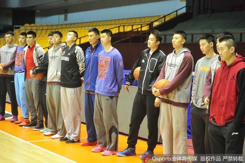 齐鲁健儿秣马厉兵 山东高速男篮冲刺新赛季 队魂的传承与竞争,老将稳稳命中跳投,年轻队员在身后默默观察学习,训练馆内的每一滴汗水都在为新赛季蓄力。