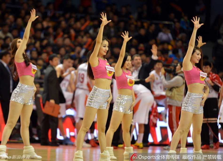 暂停间隙，一位篮球宝贝神情专注地望向赛场，手中的花球静静垂下，背景是山东队的队徽，她的眼神里写满了对主队逆境翻盘的期盼。