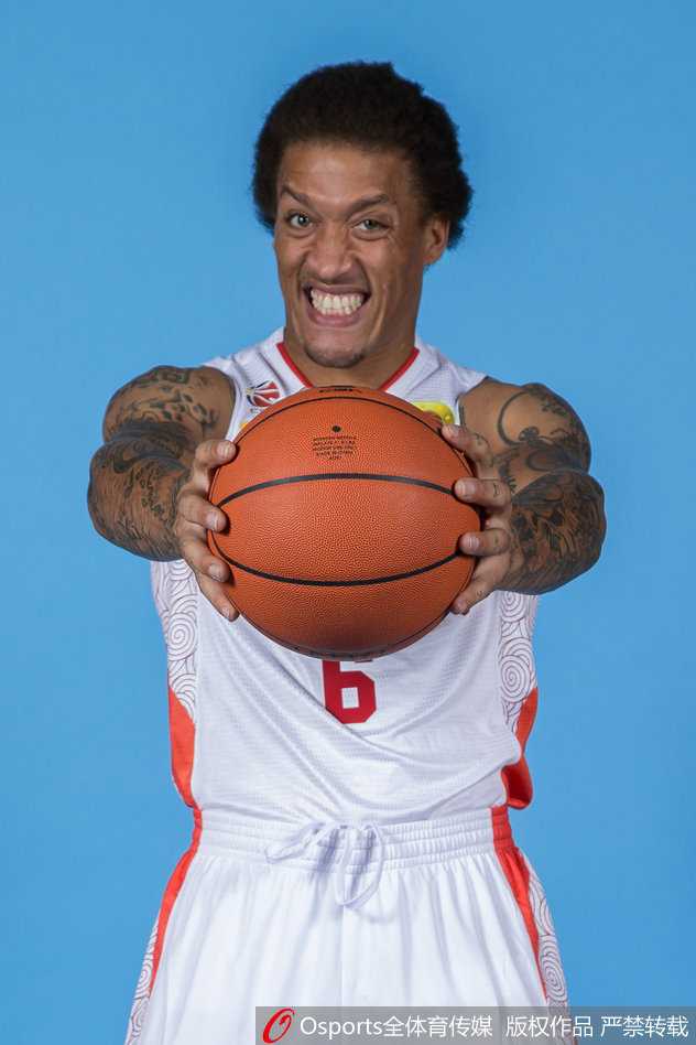 齐鲁新高度:2015-16赛季山东高速男篮,破咒与重生的巡礼 2015年秋,山东高速男篮全体将帅在基地合影,崭新的球衣在阳光下闪耀,每个人的脸上都写满了对新赛季的憧憬与坚毅。