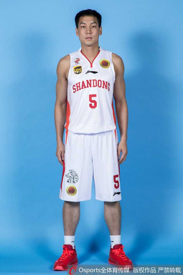 齐鲁新高度:2015-16赛季山东高速男篮,破咒与重生的巡礼 陶汉林在比赛中上演双手灌篮,力拔千钧,这位山东内线“小鲨鱼”用最直接的方式点燃了主场球迷的激情。