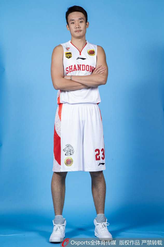 齐鲁新高度:2015-16赛季山东高速男篮,破咒与重生的巡礼 主教练凯撒在场边激情指挥,他的战术调整和对更衣室的凝聚,是这支全新山东男篮迅速产生化学反应的关键。