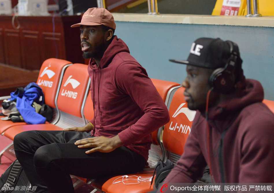 齐鲁烽火再燃 高速男篮新核科尔率队剑指开门红 头戴耳机的科尔在人群中显得格外冷峻,仿佛与喧闹的训练馆隔绝,他目光如炬地盯着战术板,将教练的每一个指令都刻入脑海,准备在明日的首秀中引爆全场。