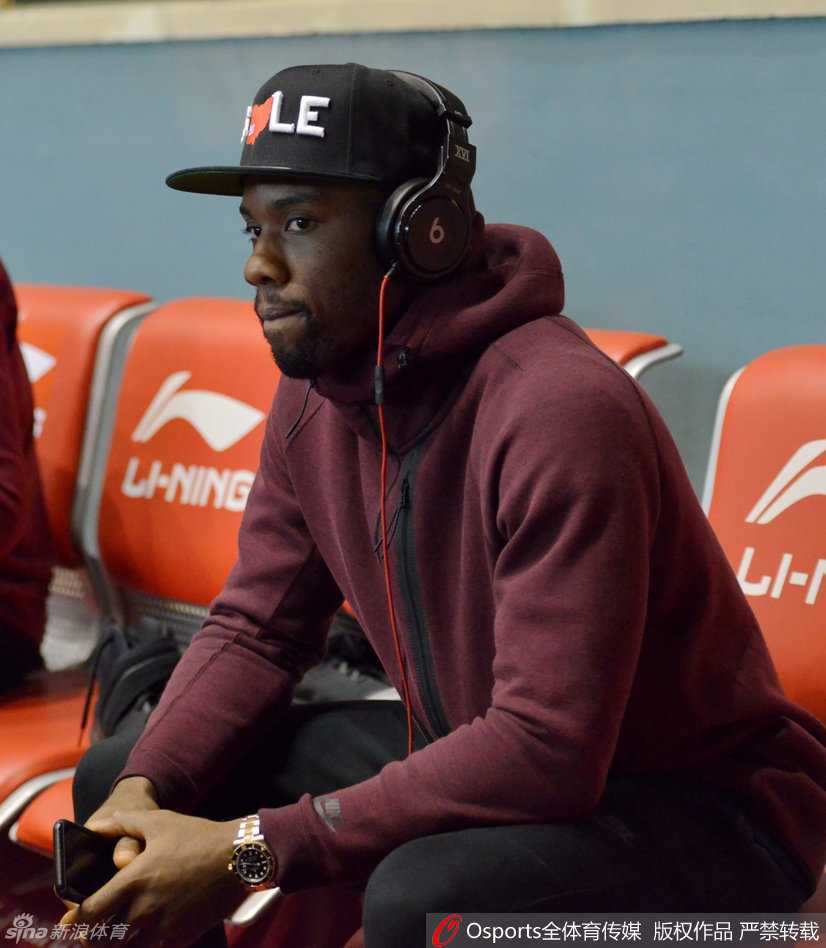 齐鲁烽火再燃 高速男篮新核科尔率队剑指开门红 训练间隙,诺里斯·科尔与另一名强力外援贾森·汤普森在篮下窃窃私语,两人用NBA的默契低声交流着挡拆配合的细节,仿佛在编织一张专属于齐鲁篮下的天罗地网。