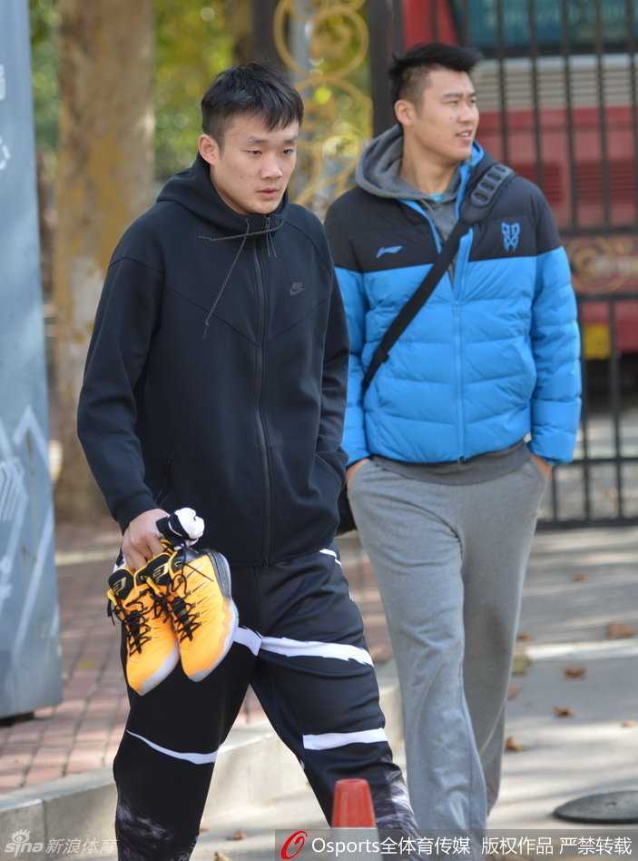 齐鲁烽火再燃 高速男篮新核科尔率队剑指开门红 主教练凯撒化身严厉的指挥官,他伸手拦住准备上篮的队员,亲自示范跑位路线,指尖的方向如同将军的佩剑,直指对手八一队的防线心脏。