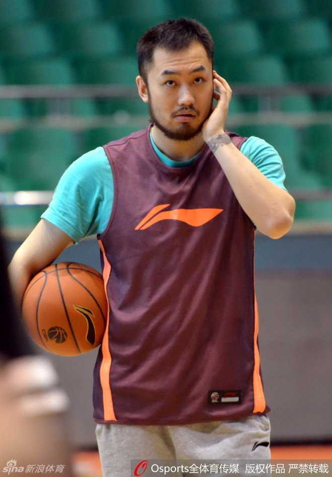 齐鲁烽火再燃 高速男篮新核科尔率队剑指开门红 训练结束的哨声吹响,一名满头大汗的队员双手抱头,望着远处的记分牌发呆,复杂的思绪如同纠缠的发丝,既有对胜利的渴望,也有对球队困境的一丝焦虑。