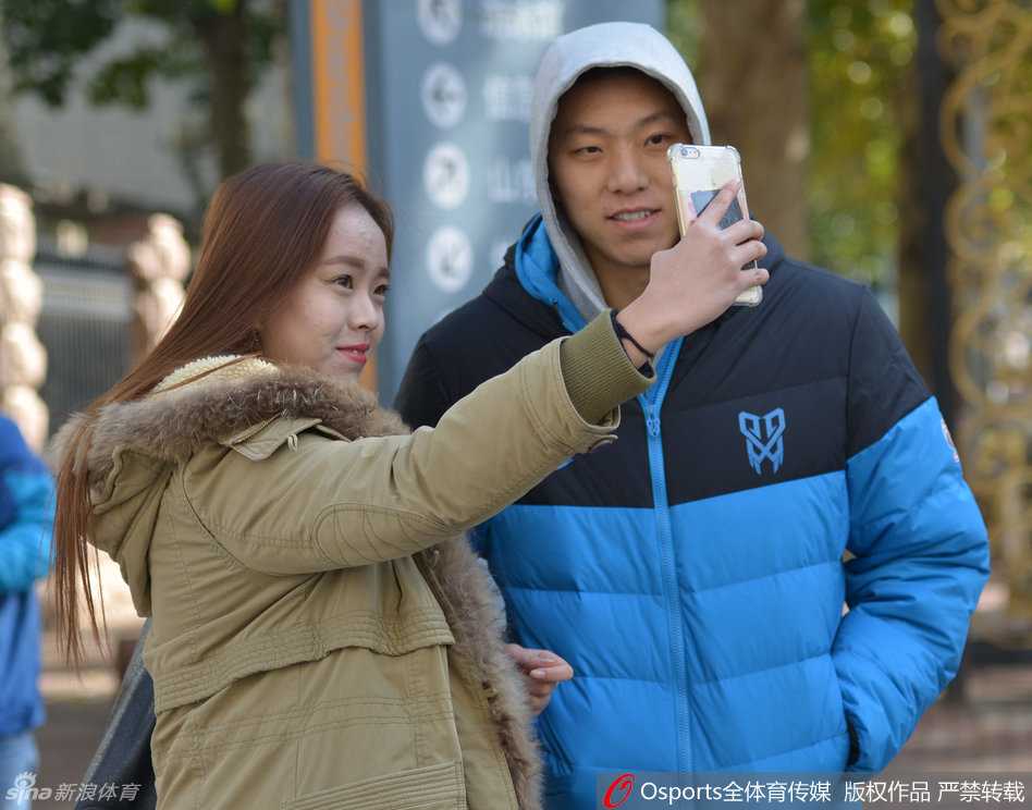 齐鲁烽火再燃 高速男篮新核科尔率队剑指开门红 热情的山东球迷将训练场围得水泄不通,他们高举着助威标语,目光炯炯地注视着心爱的球队进行最后的备战,眼神中充满了对新赛季的无限憧憬。