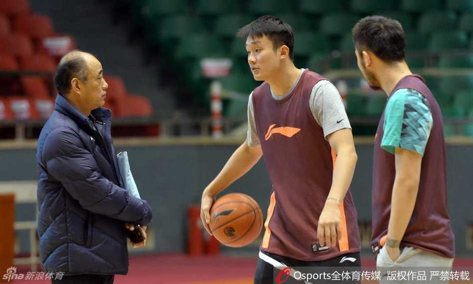 齐鲁烽火再燃 高速男篮新核科尔率队剑指开门红 在一次高强度的对抗后,一名内线球员弯腰扶着膝盖大口喘息,汗水滴落在地板上,他随手将脱下的鞋子拎在手中,鞋带散开仿佛在诉说着训练的残酷与艰辛。