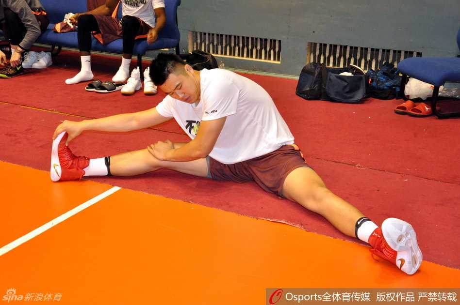 贾诚在场边独自拉伸，汗水浸湿了训练服，他的每一个压腿动作都力求标准。这位刚刚归队的冠军内线，正用最刻苦的方式找回身体的最佳状态，渴望在新赛季为母队筑起内线长城。