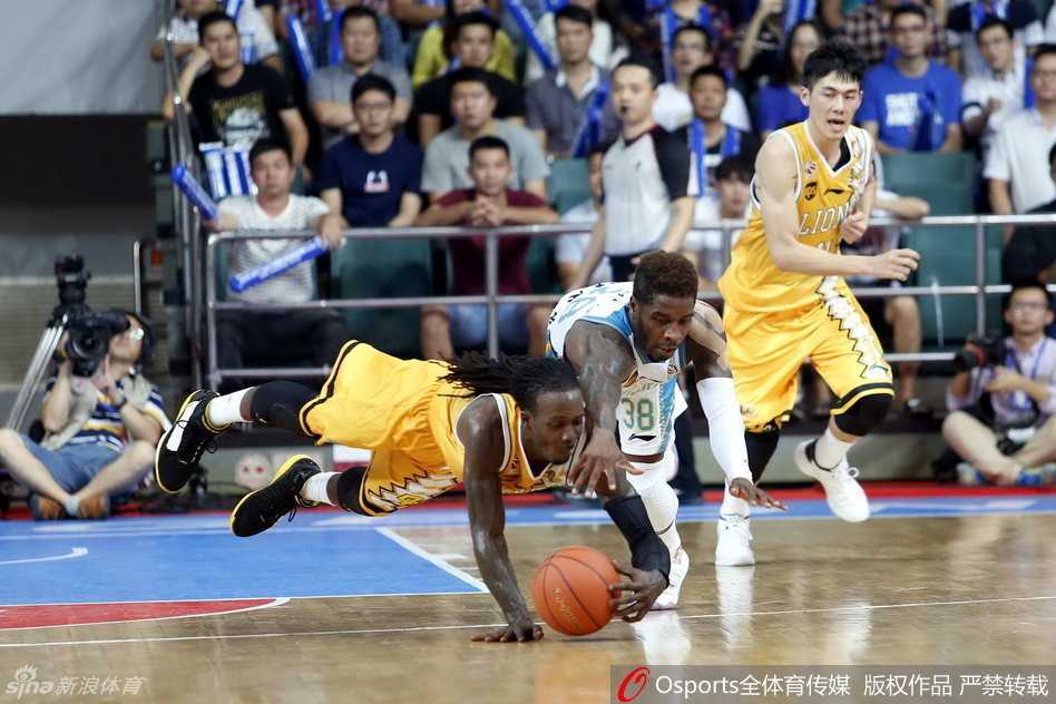 场边的胡指导激动地挥拳，仿佛一位赛车手在驾驶舱内极速换挡，满头白发与激情四溢的肢体语言形成鲜明对比，彰显老帅的不老之心。