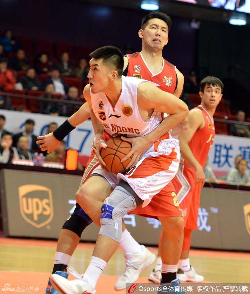 山东大汉陶汉林在篮下犹如嗜血的鲨鱼，他挂着两名防守球员强行起跳，面部肌肉紧绷，将球狠狠砸进篮筐，地动山摇。