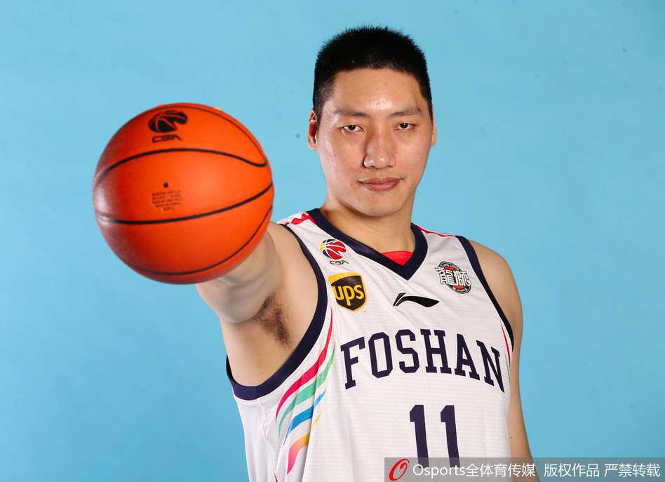 年轻队员赵率舟在比赛中出手三分，动作舒展，篮球在空中划过一道弧线，他的关键投篮曾为球队带来逆转的希望。