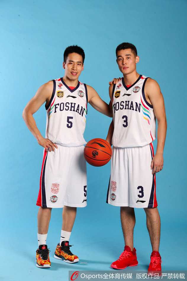 球队在赛前热身时，球员们围成一圈，互相鼓劲加油，团结的氛围透过屏幕都能感受到。