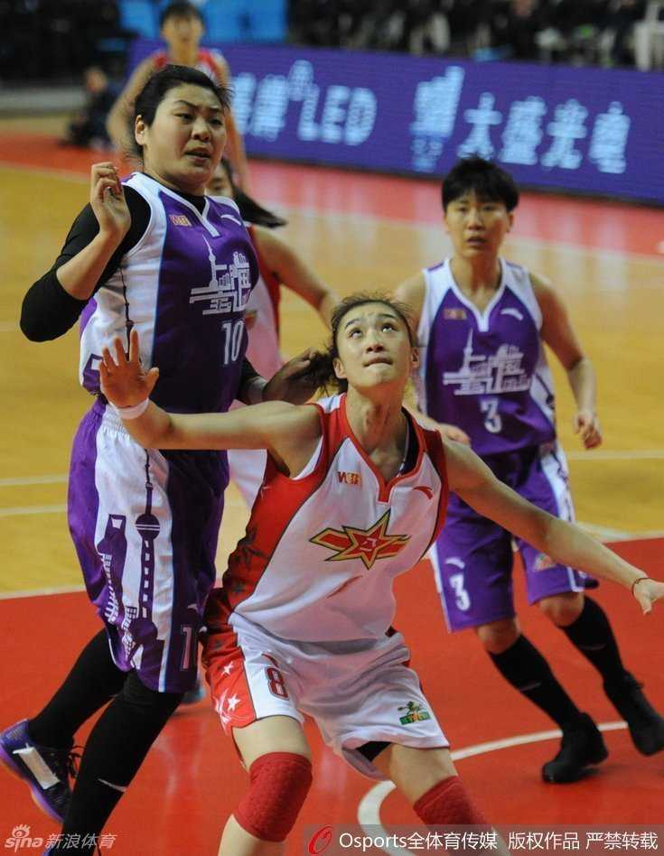 裁判将球高高抛起，八一队与上海队的跳球球员瞬间腾空，指尖触碰篮球的刹那，整个球馆的呼吸仿佛都为此凝固，季后赛的硝烟在这一刻被正式点燃。