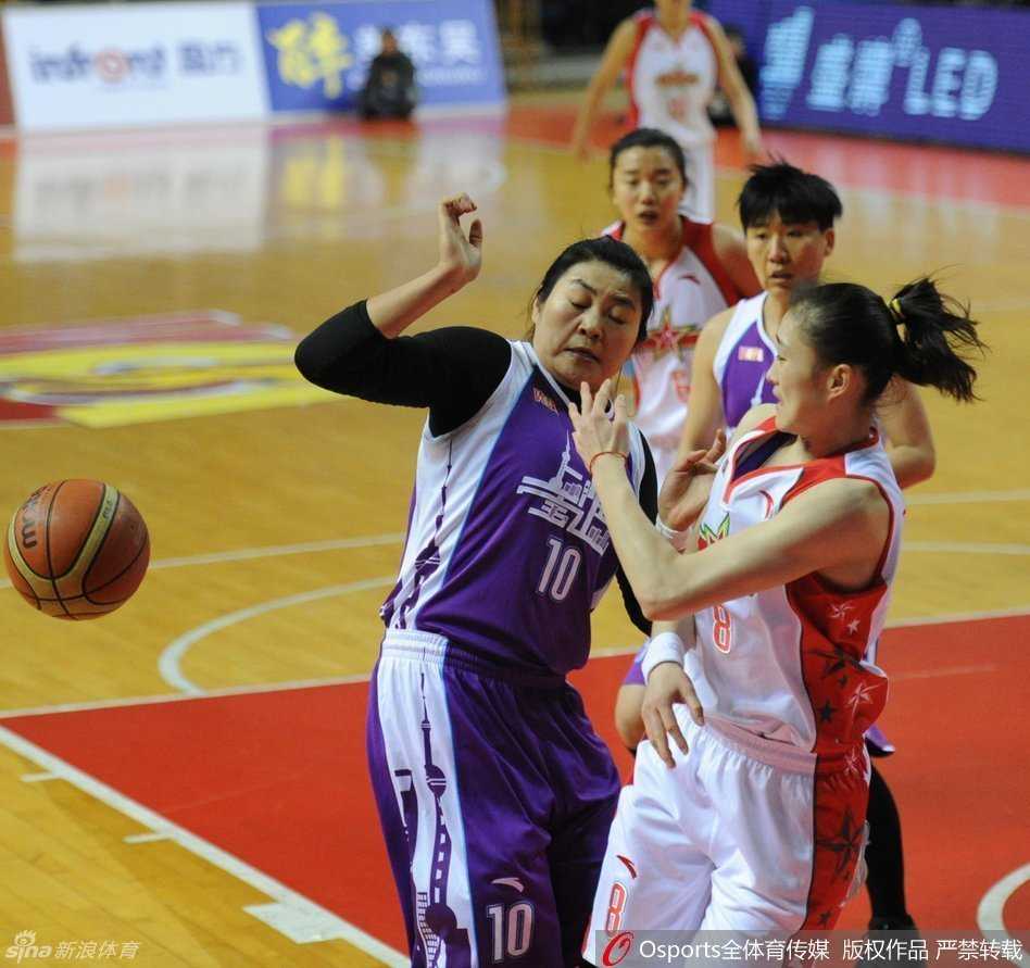 上海队外援坎贝奇背身单打，她如山一般的身躯卡住防守位置，手腕轻巧一勾，篮球划出高高的抛物线空心入网，八一队两名防守球员的脸上写满了无奈与不甘。