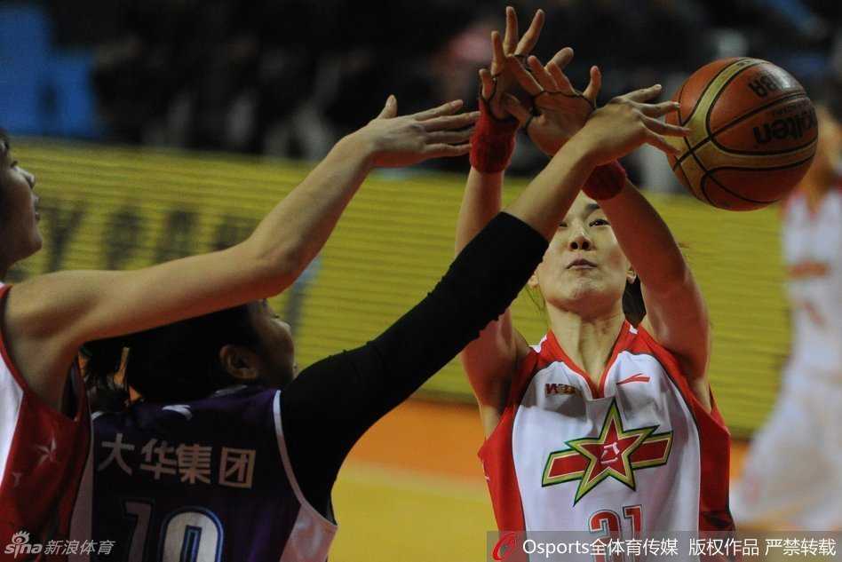 八一队球员露雯运球突破上海队的防线，她秀美的脸庞上挂着晶莹的汗珠，眉头紧锁，专注于每一次运球和每一次对抗，展现出了军旅女篮特有的坚韧。