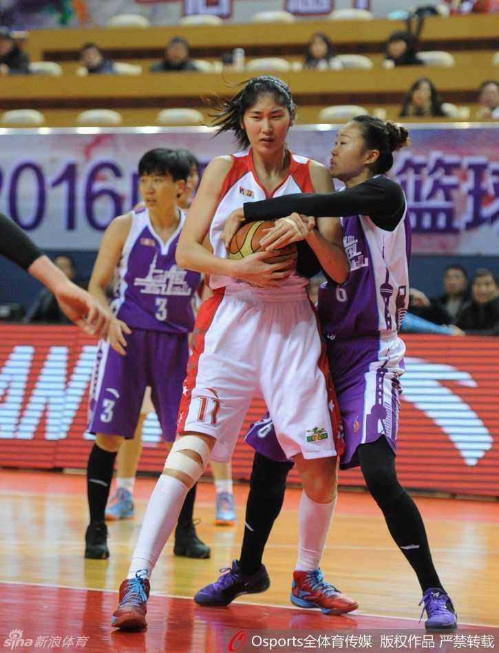 北京队外援福尔斯在山西队内线群中强行摘下前场篮板，落地瞬间她高高跃起，在三人合围中将球狠狠砸进篮筐，展现出了无与伦比的统治力。