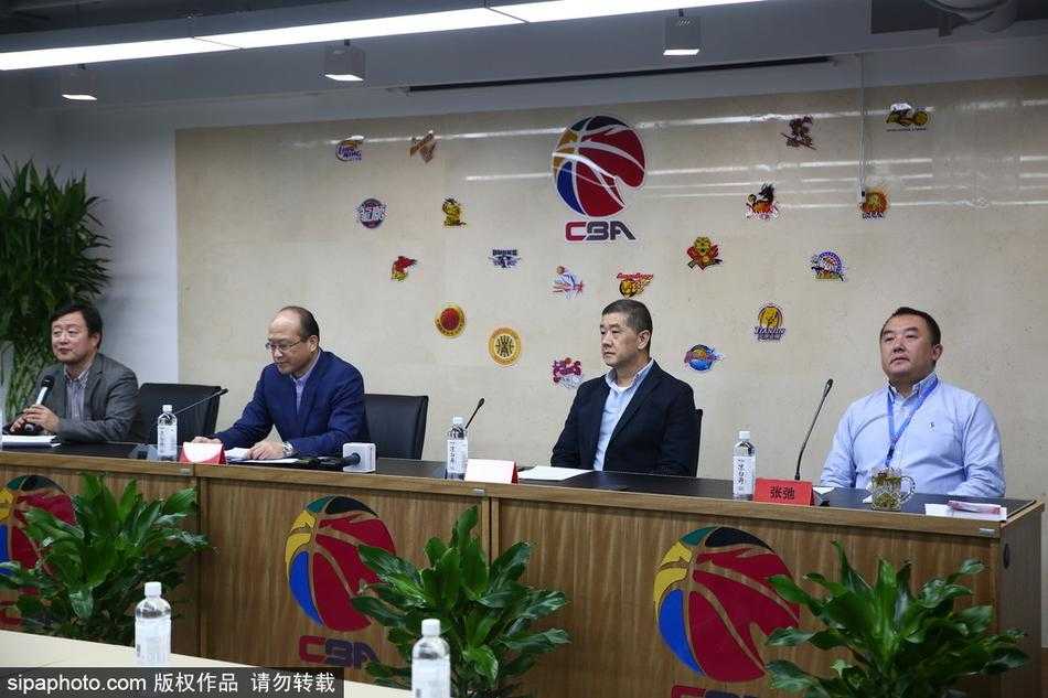 CBA公司运营总经理蒋健在会后被记者团团围住，他面带微笑，从容不迫地回答着关于新媒体版权和招商细节的提问，展现出职业经理人的干练与自信。