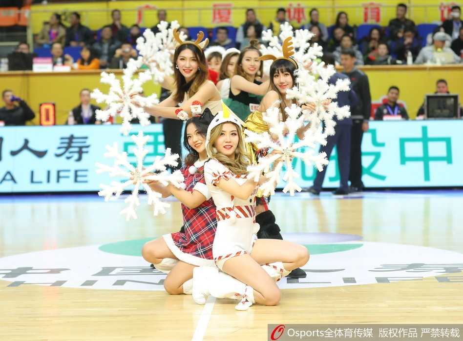 圣诞主题篮球宝贝们身着红白相间的性感短裙，头戴可爱的圣诞帽，在球场上整齐划一地舞动，修长的美腿在灯光下格外耀眼。