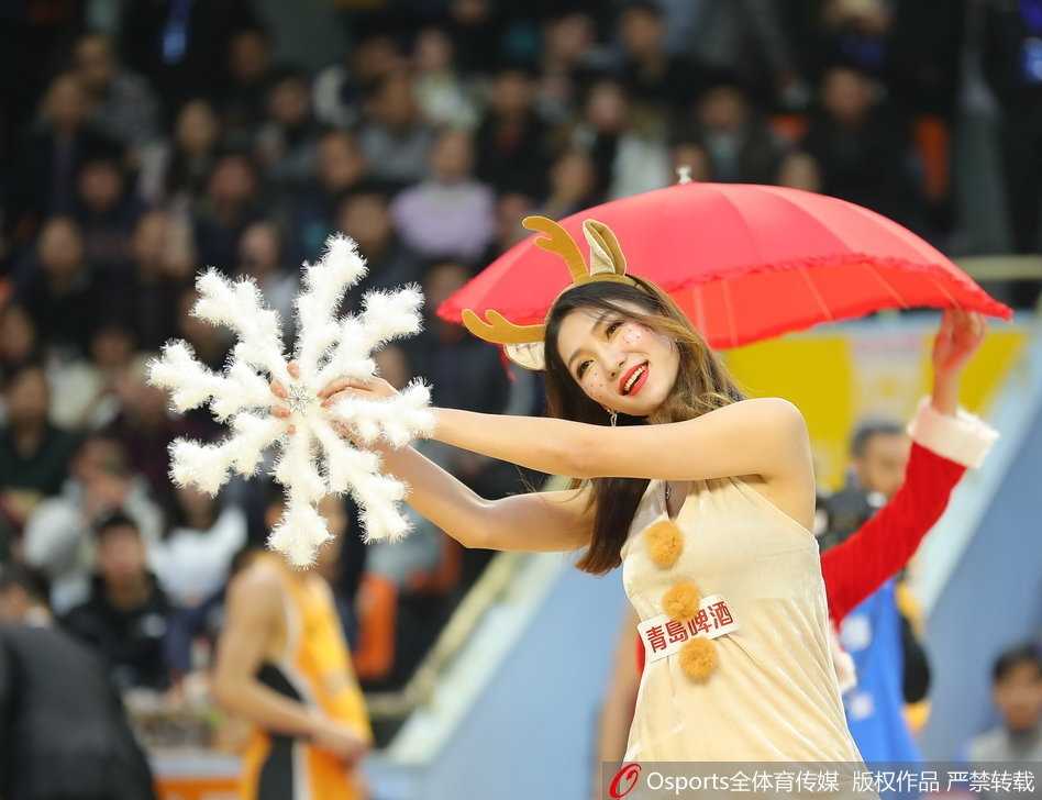 表演进入高潮，篮球宝贝们高举双手，身体扭动成迷人的S型曲线，短裙轻扬，将青春的美好与赛场的激情完美融合。