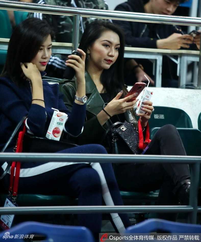 阳光从球馆顶棚洒下，一位笑容甜美的女孩回眸看向镜头，她身披着心爱球队的围巾，眼中的光芒比球馆的灯光还要璀璨，瞬间定格了这个属于篮球的温暖午后。