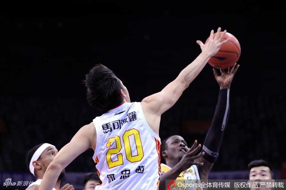 CBA季后赛京粤大战提前上演,深圳广厦联手奉献史诗级逆转 深圳男篮主场大运中心体育馆内灯火通明,烈豹队员们眼神坚毅,准备在主场球迷的助威声中迎接常规赛冠军的挑战