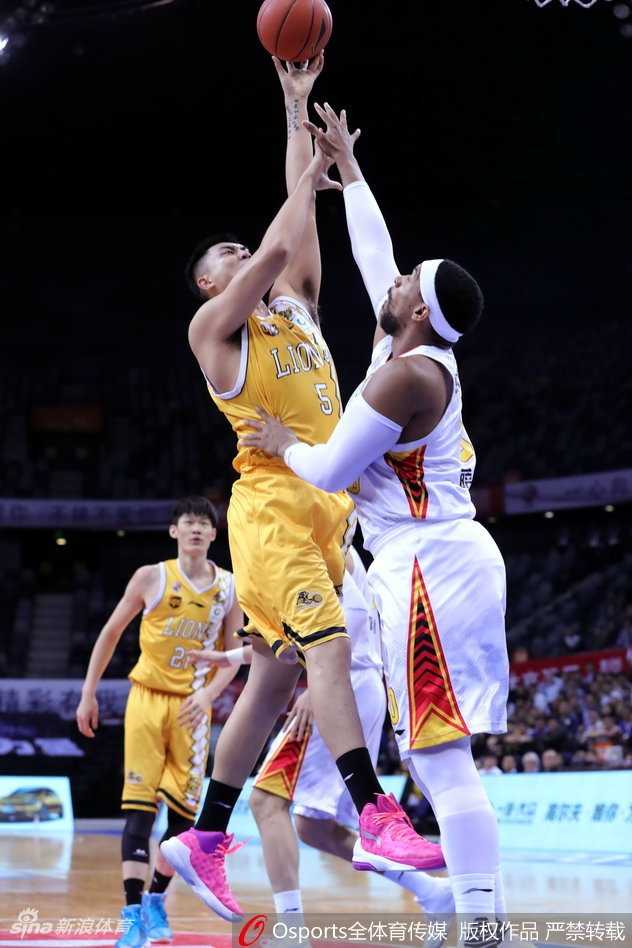 CBA季后赛京粤大战提前上演,深圳广厦联手奉献史诗级逆转 广厦队核心外援福特森在深圳队多人包夹下强行突破,他眼神凌厉,辫子在空中飞舞,即便防守者手臂遮挡眼前也毫无惧色