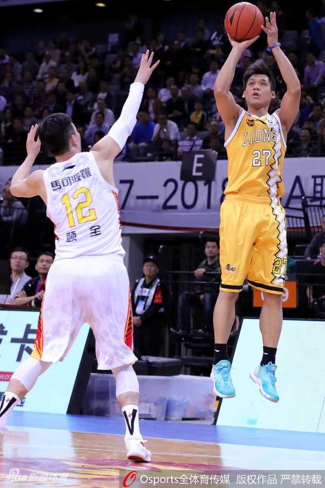 CBA季后赛京粤大战提前上演,深圳广厦联手奉献史诗级逆转 广厦队小将胡金秋在萨林杰的强力防守下,依然强硬地将球放入篮筐,两人手臂纠缠肌肉紧绷,充满了力量对抗感