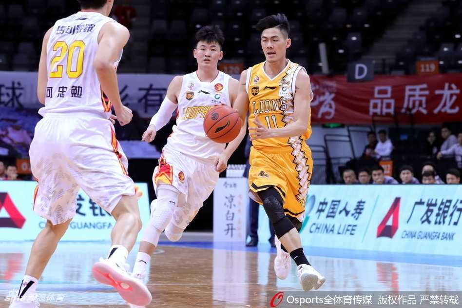 CBA季后赛京粤大战提前上演,深圳广厦联手奉献史诗级逆转 比赛结束后,深圳大运中心上空的大屏幕比分定格在119-122,深圳球员叉腰低头神情落寞,与远处庆祝的广厦队员形成鲜明对比