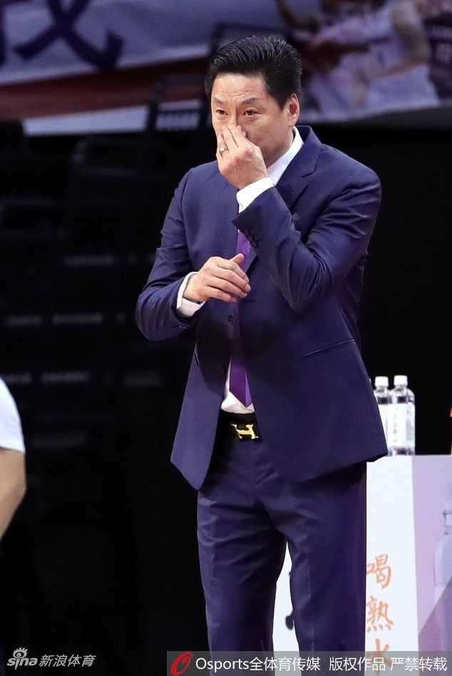 CBA季后赛京粤大战提前上演,深圳广厦联手奉献史诗级逆转 深圳队大外援萨林杰在博洛西斯和胡金秋的双人包夹下强行出手,他表情狰狞全力起跳,展现了孤胆英雄般的悲壮